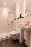 Bad mit Dusche und WC
